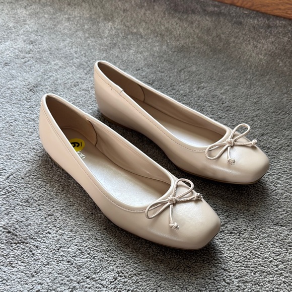 Calvin Klein Cream Ballet Flats SIZE 9 Bow Accent NWOB - Picture 1 of 7